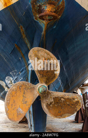 Vecchia nave pesante elica della vite, nel bacino a secco Foto Stock