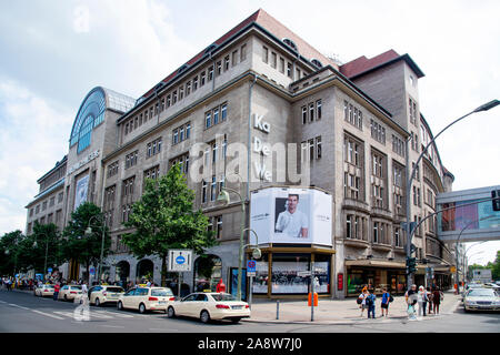 Berlino, Germania - 25 Maggio 2018: una vista del famoso Kaufhaus des Westens department store, meglio conosciuto come centro commerciale KaDeWe, presso la trafficata Tauentzienstrasse street Foto Stock