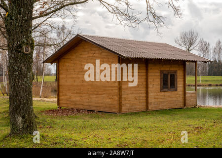 Legno summerhouse ecologico vicino al lago Foto Stock