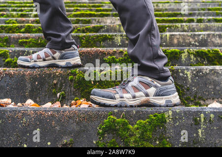 Escursionista in salendo le vecchie scale di muschio della città perduta Foto Stock