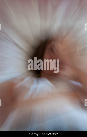 Ragazza giovane muovendosi nel letto ,con blur.dreaming,turbato il sonno,l'insonnia concetto.immagine onirica. Foto Stock