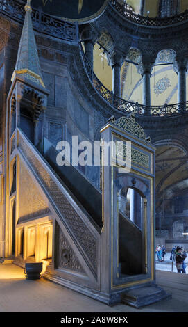 Interno di Aya Sofia Hagia Sophia chiesa bizantina e poi moschea ottomana di Istanbul. Qui mostrato il Minbar una forma di pulpito in un luogo islamico di culto Foto Stock