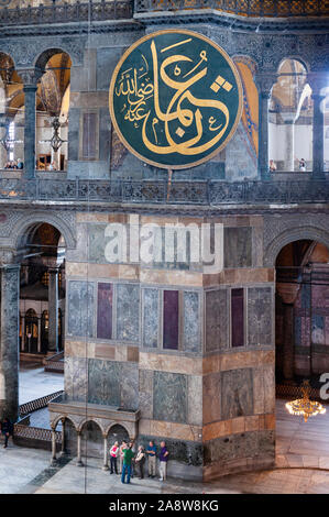 Architettura bizantina interno di Hagia Sophia Aya Sophia in Sultanahmet Istanbul con medaglione cuscinetto calligrafia Araba dall impero ottomano Foto Stock
