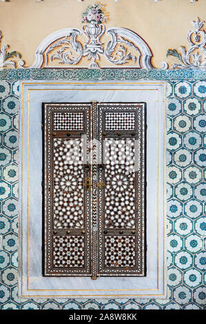 Riccamente decorata finestra con intarsi di madreperla in palazzo Topkapi Harem (Hall con una fontana), Istanbul Foto Stock