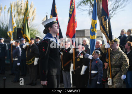 Swansea, Wales, Regno Unito. 11 novembre 2019. Il giorno dell'Armistizio servizio in guerra il cenotafio di Swansea, Galles, come il paese cadde in silenzio a 11am per commemorare coloro che hanno combattuto e sono morti. Credito : Robert Melen/Alamy Live News. Foto Stock