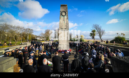 Swansea, Wales, Regno Unito. 11 novembre 2019. Il giorno dell'Armistizio servizio in guerra il cenotafio di Swansea, Galles, come il paese cadde in silenzio a 11am per commemorare coloro che hanno combattuto e sono morti. Credito : Robert Melen/Alamy Live News. Foto Stock