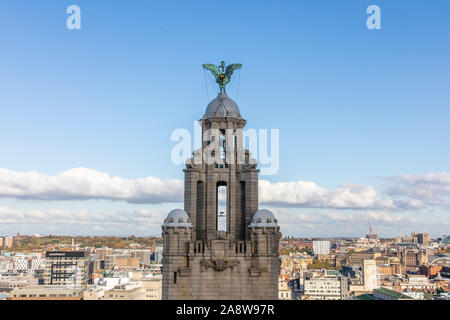 Liverpool, Regno Unito - 30 Ottobre 2019: Alta Vista aerea del Royal Liver Building e Liverpool skyline della città Foto Stock