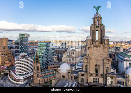 Liverpool, Regno Unito - 30 Ottobre 2019: Alta Vista aerea del Royal Liver Building e Liverpool skyline della città Foto Stock