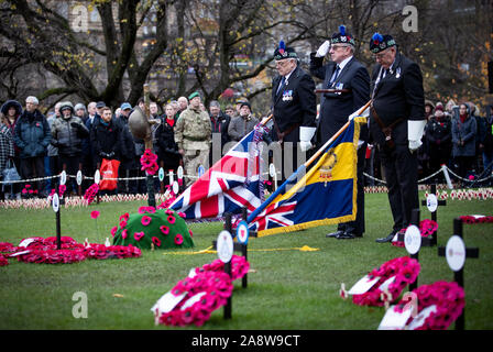 Veterani e membri del pubblico osservare due minuti di silenzio per contrassegnare il giorno dell'Armistizio, anniversario della fine della Prima Guerra Mondiale, a Edimburgo Giardino della Rimembranza. Foto Stock