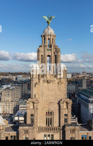 Liverpool, Regno Unito - 30 Ottobre 2019: Alta Vista aerea del Royal Liver Building e Liverpool skyline della città Foto Stock