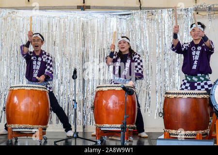 Melbourne, Australia - 6 Ottobre 2019: tre percussionisti durante le performance dal vivo Foto Stock