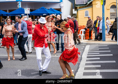 Melbourne, Australia - 20 Ottobre 2019: ballerini danzare sulla strada fra la folla di persone Foto Stock