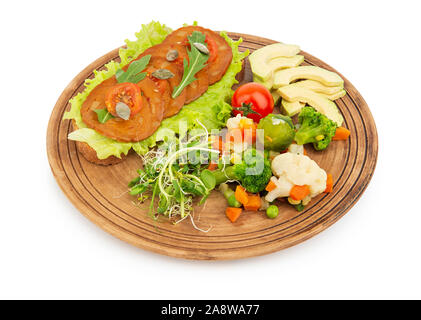 Sandwich di seitan e verdure, sani piatti vegan su una piastra, isolato su sfondo bianco con ombra Foto Stock