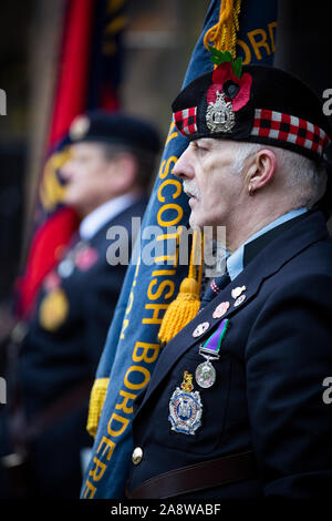 Veterani e membri del pubblico osservare due minuti di silenzio per contrassegnare il giorno dell'Armistizio, anniversario della fine della Prima Guerra Mondiale, a Edimburgo Giardino della Rimembranza. Foto Stock