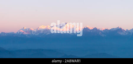 Panorama del maestoso Monte Kanchendzonga gamma di Himalaya in prima alba dalla collina della tigre. Primo raggio di sole ha colpito la montagna bella Partenza giorno Foto Stock