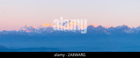 Panorama del maestoso Monte Kanchendzonga gamma di Himalaya in prima alba dalla collina della tigre. Primo raggio di sole ha colpito la montagna bella Partenza giorno Foto Stock