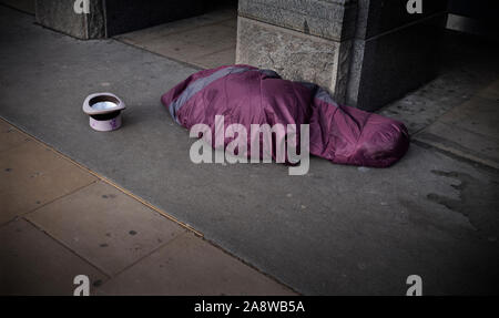 London Westminster Sleeping ruvida. Nov 2019 senzatetto che dormono all'addiaccio sul marciapiede di fronte al Palazzo del Parlamento a Londra Westmister, sho Foto Stock