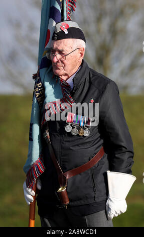 Veterani e membri del pubblico di osservare un due minuti di silenzio per contrassegnare il giorno dell'Armistizio, anniversario della fine della Prima Guerra Mondiale nella Battaglia di Bretagna Memorial su Capel le Ferne, Folkestone, Kent. Foto Stock