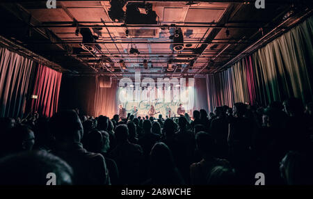 Copenhagen, Danimarca. 08th, novembre 2019. Il danese rock band Go Go Berlino esegue un concerto dal vivo in Hotel Cecil in Copenhagen. (Photo credit: Gonzales foto - Nikolaj Bransholm). Foto Stock