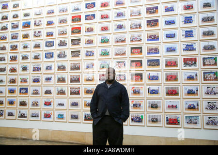 Londra, Regno Unito. Xi Nov, 2019. Turner Prize-winning artista e vincitore di un premio Oscar regista Steve McQueen pone per la fotografia presso l'anteprima del suo anno 3 mostra alla Tate Britain. Un impianto di oltre 3 mila fotografie di classe il rivestimento delle pareti del Tate BritainÕs Duveen gallerie, raffiguranti oltre 70.000 anno 3 alunni di LondonÕs scuole primarie.la mostra apre il 12 novembre fino al 3 maggio 2020 Credit: Dinendra Haria/Alamy Live News Foto Stock