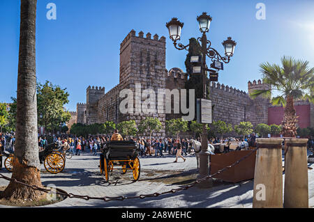 SEVILLA, Spagna - circa ottobre, 2019: Plaza del Triunfo e Real Alcazar di Siviglia in Andalusia, Spagna Foto Stock