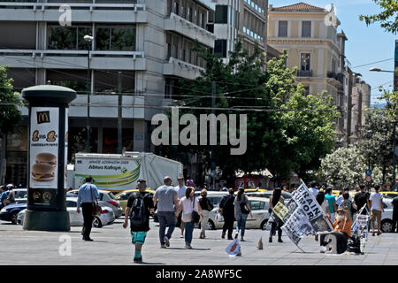 ATHENS, Grecia - 04 giugno: 2016.Un uomo anziano nel centro di Atene sta protestando più e più persone con tumori del cervello. Foto Stock