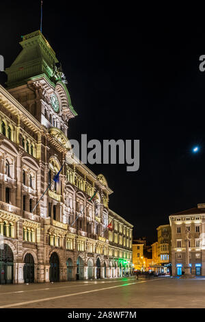 Notte in Trieste. Edifici storici e magica atmosfera sull'acqua. Foto Stock