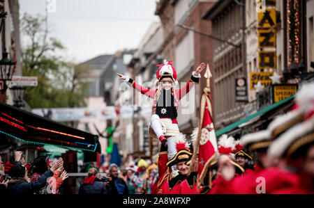 Duesseldorf, Germania. Xi Nov, 2019. Le guardie di carnevale marzo alla piazza del mercato. Con il risveglio Hoppeditzer stolto tempo inizia a Düsseldorf. Il motto della sessione di carnevale 2020 è 'i nostri battiti ruota intorno al mondo". Credito: Fabian Strauch/dpa/Alamy Live News Foto Stock