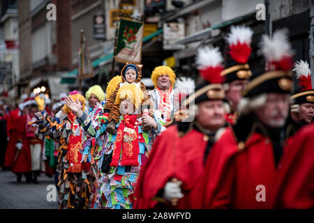 Duesseldorf, Germania. Xi Nov, 2019. Le guardie di carnevale marzo alla piazza del mercato. Con il risveglio Hoppeditzer stolto tempo inizia a Düsseldorf. Il motto della sessione di carnevale 2020 è 'i nostri battiti ruota intorno al mondo". Credito: Fabian Strauch/dpa/Alamy Live News Foto Stock