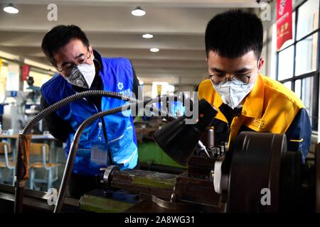 Weihai, la Cina della provincia dello Shandong. Xi Nov, 2019. I partecipanti competono nel concorso di prototipazione a Weihai Vocational College nella città di Weihai, est della Cina di Provincia di Shandong, nov. 11, 2019. L'Organizzazione per la cooperazione di Shanghai (SCO) paesi le competenze professionali Concorso iniziato qui il lunedì. I partecipanti provenienti da 20 paesi e regioni potranno competere in 13 contest eventi come i robot mobili, saldatura, western la cottura di cibi e così via. Credito: Guo Xulei/Xinhua/Alamy Live News Foto Stock