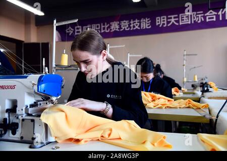 Weihai, la Cina della provincia dello Shandong. Xi Nov, 2019. I partecipanti competono in tecnologia fashion contest a Weihai Vocational College nella città di Weihai, est della Cina di Provincia di Shandong, nov. 11, 2019. L'Organizzazione per la cooperazione di Shanghai (SCO) paesi le competenze professionali Concorso iniziato qui il lunedì. I partecipanti provenienti da 20 paesi e regioni potranno competere in 13 contest eventi come i robot mobili, saldatura, western la cottura di cibi e così via. Credito: Guo Xulei/Xinhua/Alamy Live News Foto Stock