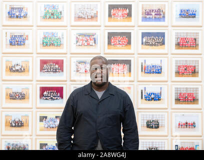 Tate Britain, Londra, Regno Unito. 11 novembre 2019. Turner Prize-winning artist & Oscar regista Steve McQueen (nella foto) ha creato uno dei più ambiziosi visual ritratti di cittadinanza intraprese nel mondo della grande città. Utilizzando il mezzo della tradizionale classe scuola di fotografia, questa epica installazione riunisce immagini di oltre 70.000 anno 3 alunni di tutta Londra, un ritratto di una generazione a venire. Credito: Malcolm Park/Alamy Live News. Foto Stock