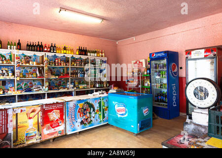 Interno del negozio del villaggio di Magura, Transilvania, Romania Foto Stock