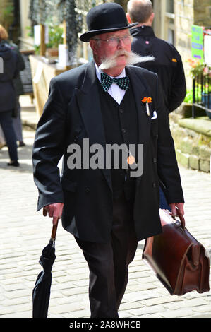 Uomo vestito da 1940s business man, Haworth 1940s weekend Foto Stock