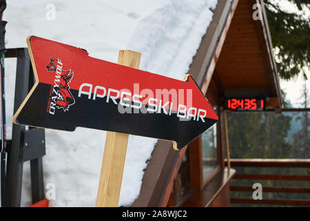 Poiana Brasov, Romania - 20 Febbraio 2019: Apres Ski Bar segno, a forma di freccia in inverno ski resort, vicino Postavaru capanna (Cabana Postavaru). Foto Stock