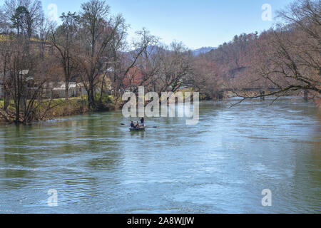 Paesaggio pic della barca sul fiume largo con uno sfondo di montagne. Foto Stock