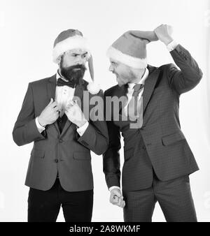 I colleghi con la barba discutere di affari. Celebrazione della Messa di Natale al concetto di lavoro. Gli uomini in smart abiti e cappelli di Babbo Natale isolato su sfondo bianco. Imprenditori con facce crazy gridare a vicenda. Foto Stock