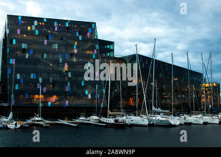 Porto con barche a vela di fronte al Harper Concert Hall in Reykjavik Islanda sulla luglio 28, 2019 Foto Stock