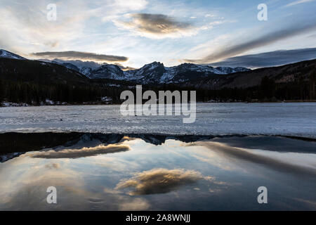 Un bel tramonto oltre le montagne che si affacciano sul lago Sprague nel Parco Nazionale delle Montagne Rocciose in Colorado. Foto Stock