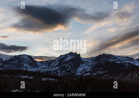 Un bel tramonto oltre le montagne che si affacciano sul lago Sprague nel Parco Nazionale delle Montagne Rocciose in Colorado. Foto Stock