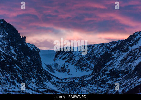 Un bel tramonto oltre le montagne che si affacciano sul lago Sprague nel Parco Nazionale delle Montagne Rocciose in Colorado. Foto Stock