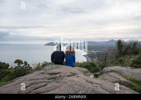 La gente che guarda fuori da Killiney Hill, Killiney, Dublino, Irlanda. Foto Stock