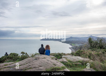 La gente che guarda fuori da Killiney Hill, Killiney, Dublino, Irlanda. Foto Stock