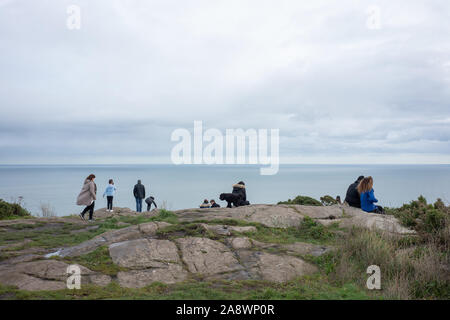 La gente che guarda fuori da Killiney Hill, Killiney, Dublino, Irlanda. Foto Stock