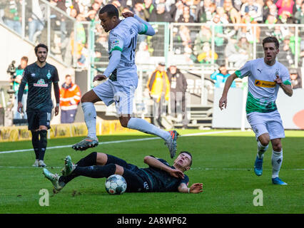 Sport, calcio, Bundesliga, 2019/2020, Borussia Moenchengladbach vs. SV Werder Bremen 3-1, Stadio Borussia Park, scena del match, f.l.t.r. Leonardo Bittencourt (SVW), Alassane motivo (MG), Marco Friedl (SVW), Patrick Herrmann (MG), DFL REGOLAMENTI VIETANO QUALSIASI USO DI FOTOGRAFIE come sequenze di immagini e/o quasi-VIDEO Foto Stock