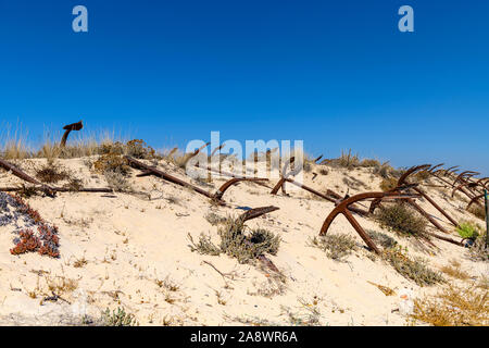 Il cimitero abbandonato ancora ancore, Cemitério das âncoras sulla spiaggia di Barril, Santa Luzia Algarve, Portogallo. Foto Stock