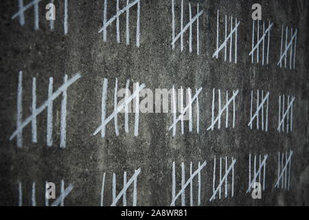 Calcolo dei giorni in prigione - righe manoscritte di gesso bianco Foto Stock