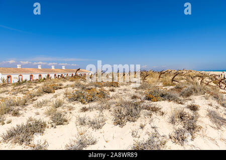 Il cimitero abbandonato ancora ancore, Cemitério das âncoras sulla spiaggia di Barril, Santa Luzia Algarve, Portogallo. Foto Stock