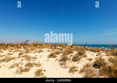 Il cimitero abbandonato ancora ancore, Cemitério das âncoras sulla spiaggia di Barril, Santa Luzia Algarve, Portogallo. Foto Stock