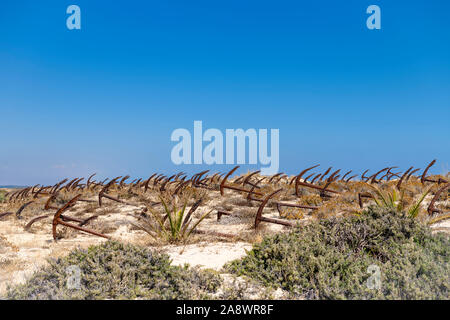 Il cimitero abbandonato ancora ancore, Cemitério das âncoras sulla spiaggia di Barril, Santa Luzia Algarve, Portogallo. Foto Stock